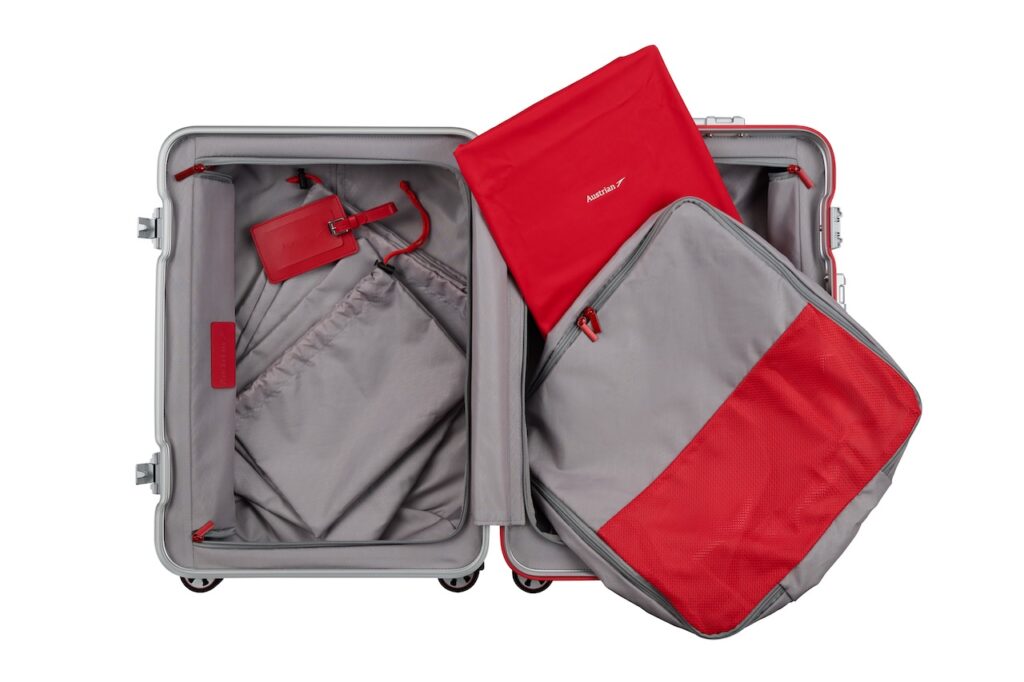 Geöffneter Aluminium-Trolley mit roten Anhänger und Wäschetaschen in rotgrauer Farbe