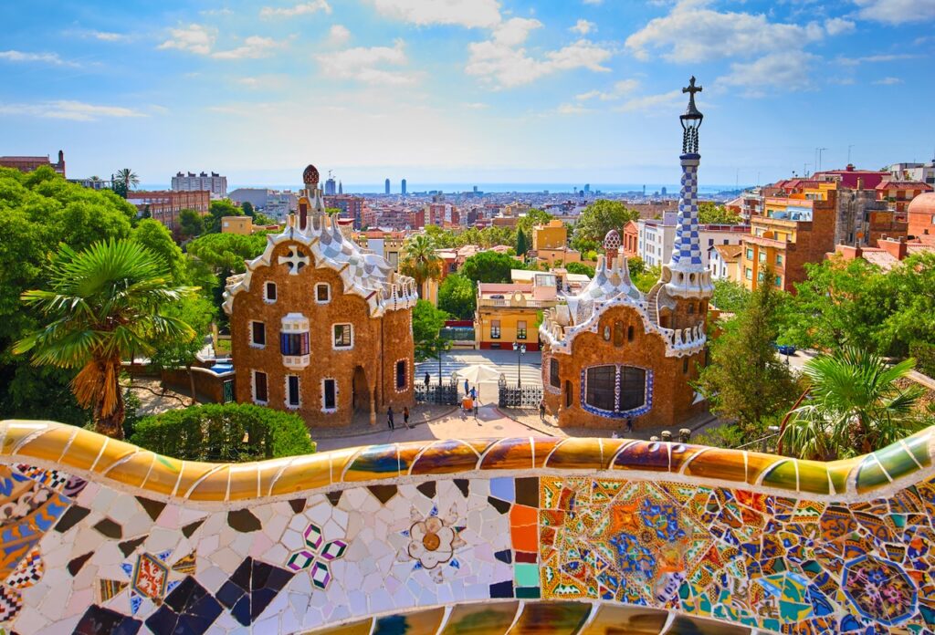 Cost-Kreuzfahrten: Blick auf Barcelona und Gaudi-Bauten