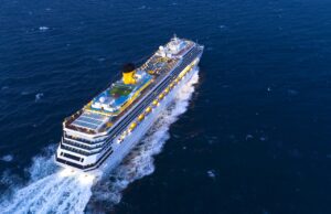 Costa Kreuzfahrten mit „Sea & Land“-Routen Das Costa Kreuzfahrtschiff Fortuna in voller Fahrt auf dem dunkelblauen Ozean