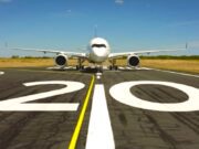 Flying Blue: Miles of Memories zum Jubiläum Flying Blue: Miles of Memories zum 20. Geburtstag: Flugzeug auf der Startbahn, weiße Linie trennt die Ziffer zwei und eine Null - symbolisiert 20