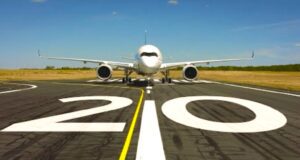 Flying Blue: Miles of Memories zum Jubiläum Flying Blue: Miles of Memories zum 20. Geburtstag: Flugzeug auf der Startbahn, weiße Linie trennt die Ziffer zwei und eine Null - symbolisiert 20
