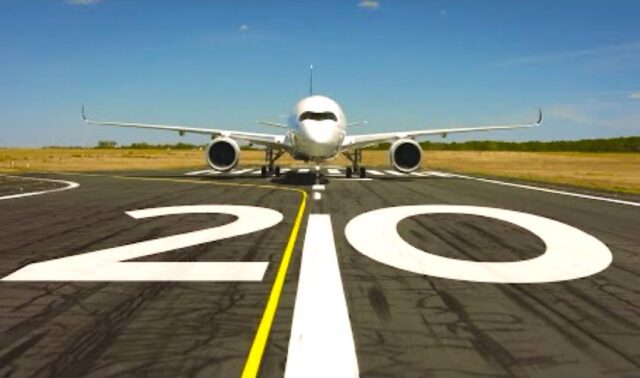 Flying Blue 20 Jahre Flying Blue: Miles of Memories zum 20. Geburtstag: Flugzeug auf der Startbahn, weiße Linie trennt die Ziffer zwei und eine Null - symbolisiert 20