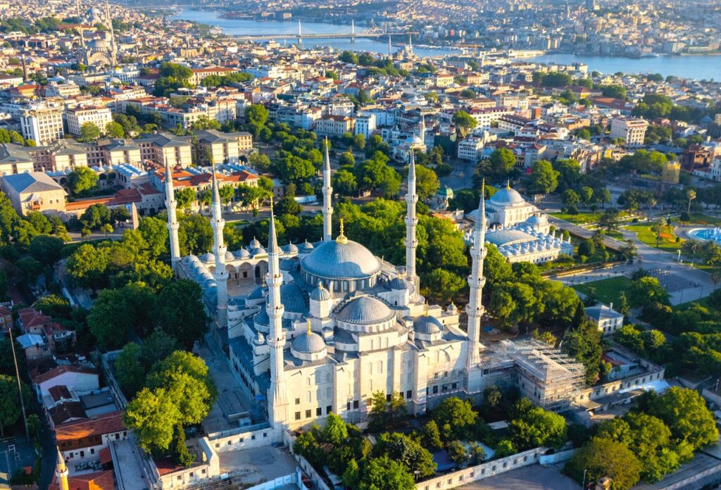 Luftaufnahme von Istanbul mit Blick auf die berühmte Blaue Moschee und ihre sechs Minarette