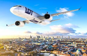 LOT will mit Airbus in Europa expandieren Ein Airbus von LOT fliegt über eine Stadt in Polen