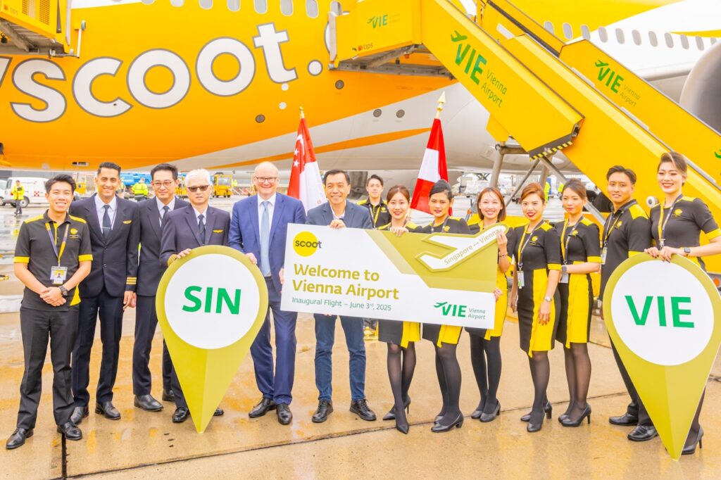 Große Menchengruope beim Empfang der Billigfluglinie Scoot mit der Besatzung in gelber Bekleidung