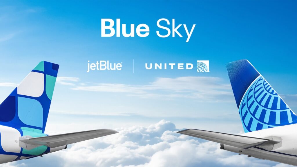 Blauer Himmel mit zwei Heckflügeln von JetBlue und United unter dem Titel Blue Sky