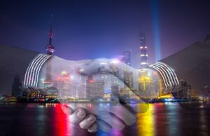 Partnerschaft für viele Reisemöglichkeiten Partnerschaft für mehr Reisemöglichkeiten: Zwei Hände beim Begrüßen, im Hintergrund eine Nachaufnahme aus einem arabischen Land