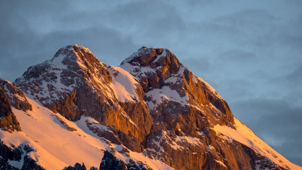 Alpenmanifest sorgt für mehr Nachhaltigkeit in den Alpen: Schneebedeckter Hochkönig im Licht eines Sonnenuntergang. 