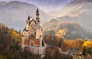 Deutschland: Incoming Tourismus atmet auf Incoming-Tourismus im Aufwind: Das hochragende Schloss Neuschwanstein in herbstlicher Umgebung ist ein Touristenmagnet
