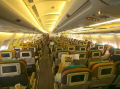 Warum Fliegen immer öfter Passagiere nervt Fliegen kann nerven: Beleuchtete Kabine in einem Flugzeug.