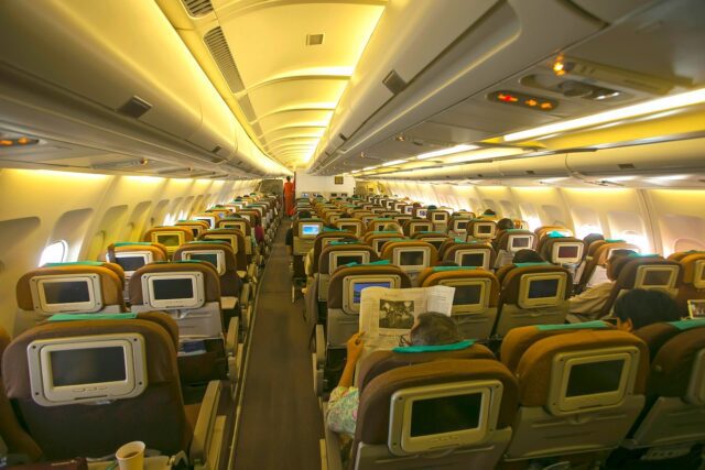 Fliegen kann nerven: Beleuchtete Kabine in einem Flugzeug.