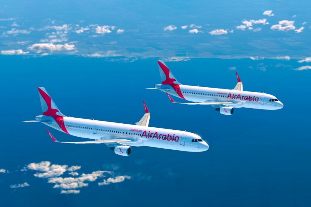 Low Cost Carrier: Air Arabia Airbus 320 und 321 fliegen über eine blaues Meer