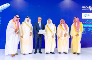 Neuer Low-Cost-Carrier für Saudi Arabien Mehrere Scheichs und ein Mann in einem dunklen Anzug bilden das Gründungskonsortium für den neuen saudischen Low Cost Carrier