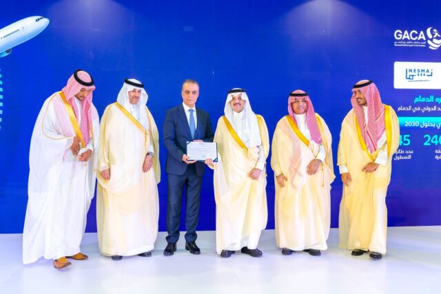 Mehrere Scheichs und ein Mann in einem dunklen Anzug bilden das Gründungskonsortium für den neuen saudischen Low Cost Carrier