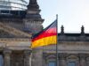 DZT mit positiver Incoming Tourismus-Bilanz Incoming Tourismus: Bundestagsgebäude mit Glaskuppe und Deutschlandfahne in Berlin
