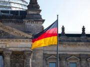 DZT mit positiver Incoming Tourismus-Bilanz Incoming Tourismus: Bundestagsgebäude mit Glaskuppe und Deutschlandfahne in Berlin