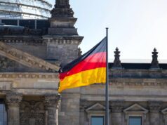 DZT mit positiver Incoming Tourismus-Bilanz Incoming Tourismus: Bundestagsgebäude mit Glaskuppe und Deutschlandfahne in Berlin