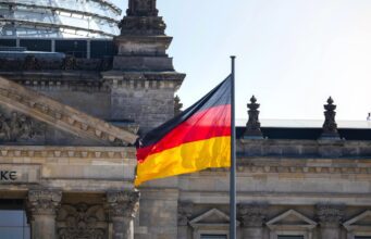 DZT mit positiver Incoming Tourismus-Bilanz Incoming Tourismus: Bundestagsgebäude mit Glaskuppe und Deutschlandfahne in Berlin