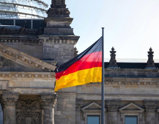 DZT mit positiver Incoming Tourismus-Bilanz Incoming Tourismus: Bundestagsgebäude mit Glaskuppe und Deutschlandfahne in Berlin