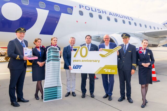 70 Jahre Flugverbindung zwischen Wien und Warschau. Es gratulieren Amit Ray (Director DACH Markets, Italy, Malta, India & Head of Global Corporate & Strategic Sales) und Olaf Krauss (Sales Manager Austria & Corporate Sales Italy) von LOT Polish Airlines sowie Julian Jäger (Vorstand der Flughafen Wien AG)