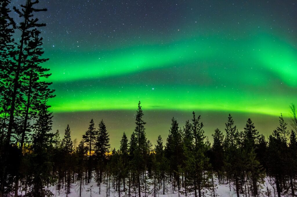 Grüne Aurora, auch bekannt als Nord- oder Polarlicht, ist ein faszinierendes Naturphänomen, das in Kittilä und ganz Lappland oft beobachtet werden kann.