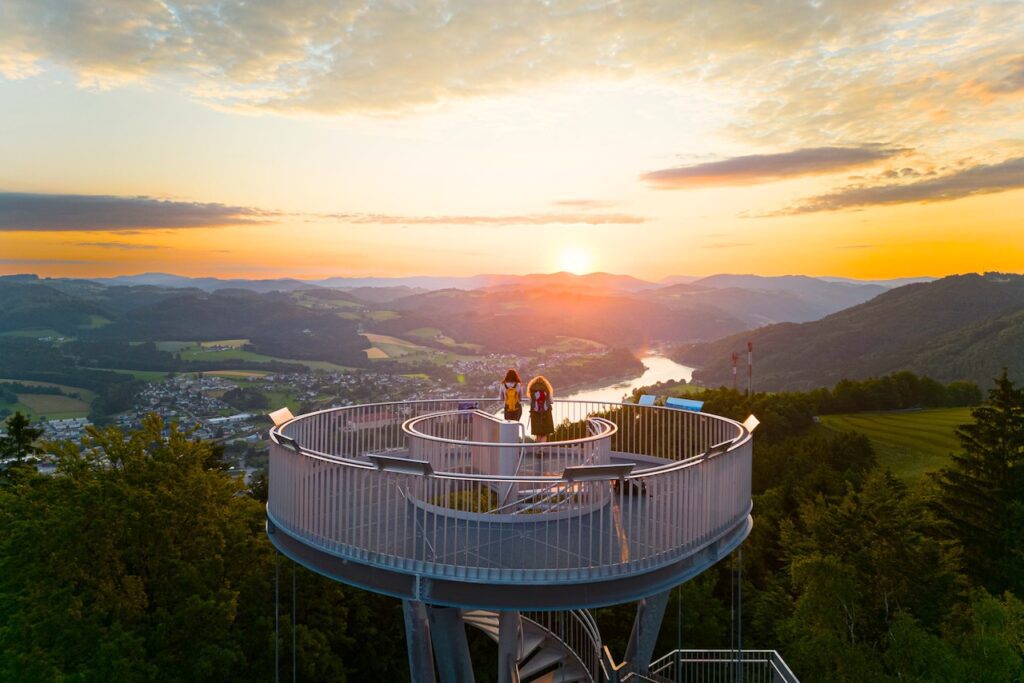 Ausflugsziel Gobelwarte bei Grein mit großer Terrasse auf einem Aussichtsturm