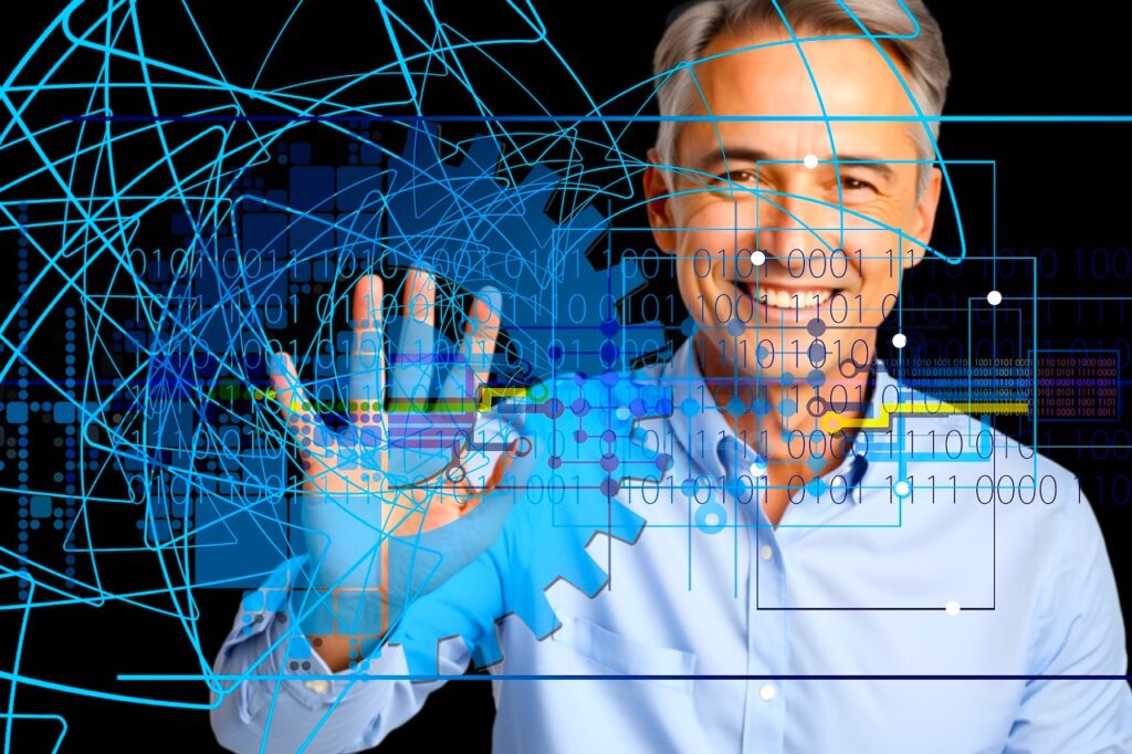 Ein lächelnder Mann hält seine Hand auf eine Glasplatte mit vielen Daten und blauen und Türkisen Linien, die den Begriff Digitalisierung symbolisieren