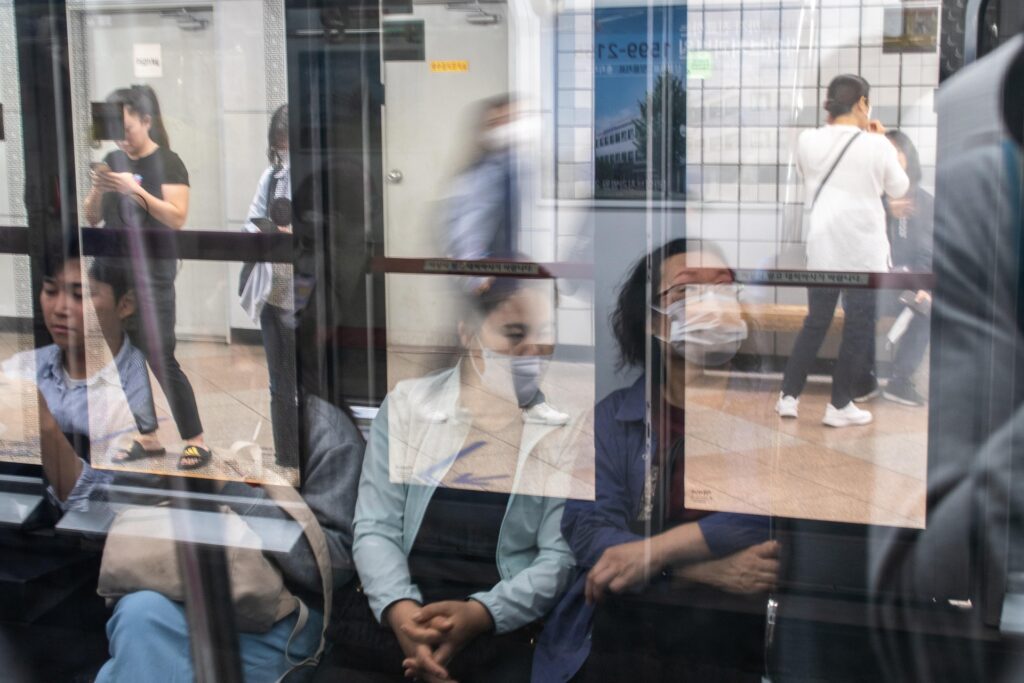 Sitznachbarn in der U-Bahn stille anschauen und beobachten als Zeitvertreib 