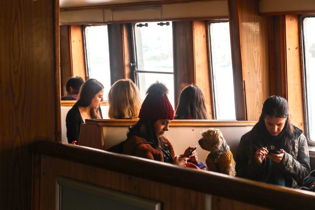 Lärm in der Bahn, wenn Menschen laut telefonieren oder Musik hören
