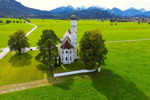 Bayern ist einen Urlaub wert Das wunderschöne Schwangau liegt im Allgäu, im Süden von Bayern an der Romantischen Straße. Im Gemeindeteil Hohenschwangau stehen die berühmten Königsschlösser Neuschwanstein und Hohenschwangau (Bild: N.Basak, Pexels)