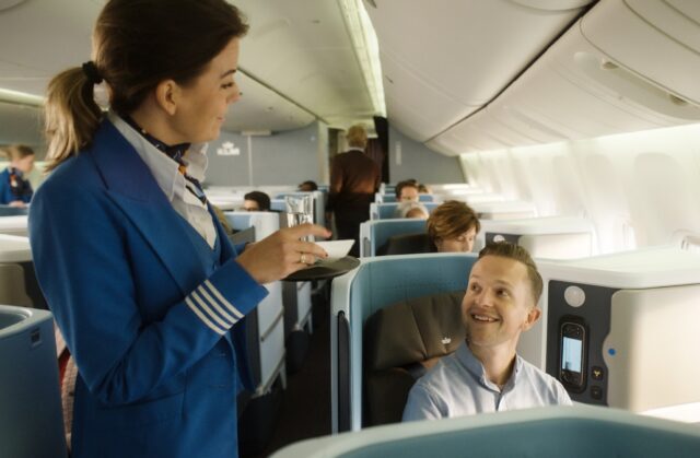 Neues Servicekonzept von KLM Das neue Servicekonzept von KLM: Eine Stewardess unterhält sich mit einem Passagiere