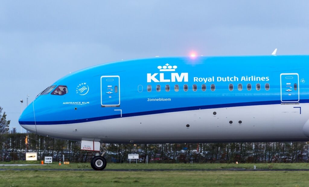 Servicekonzept von KLM: Boeing Dreamliner mit der Aufschrift KLM Royal Dutch Airlines bei einer Schau auf der Piste.