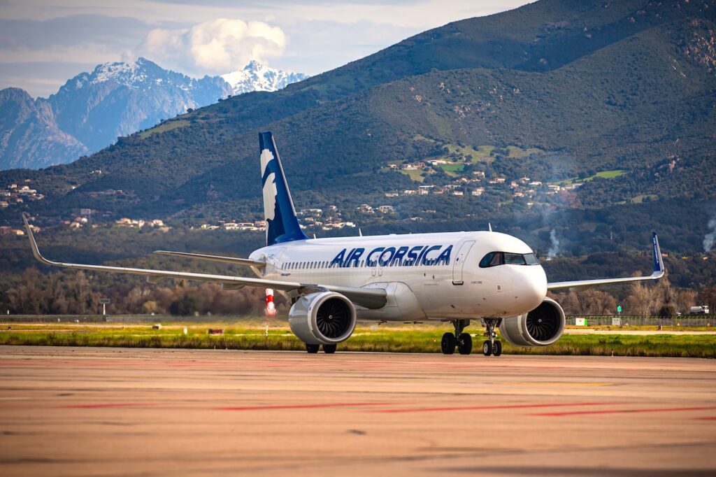Willkommen in Korsika! Ein Düsenjet der Air Corsica steht auf der Landebahn