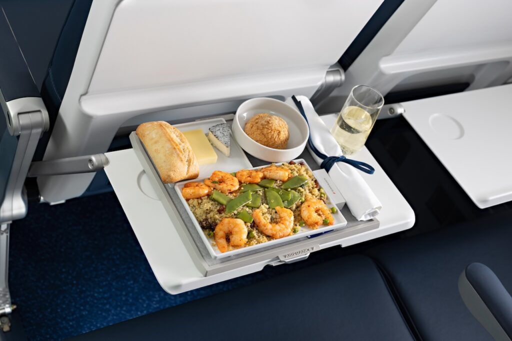 Snack auf dem Tablett an der Rückseite der Vordersitze
