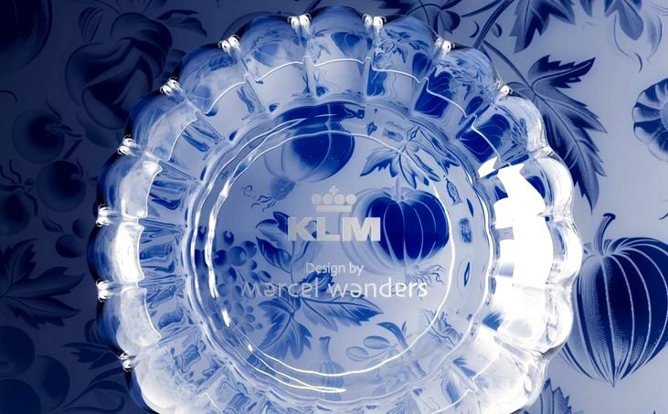 Neues Geschirr im Delft-Stiol an Bord von KLM