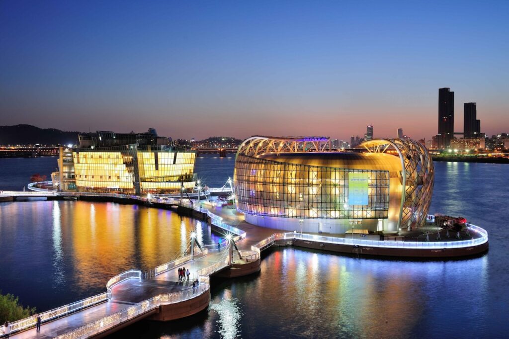Korea als MICE-Destination: Sebitseom, „glänzende Inseln, die den Hangang-Fluss erhellen", ist der erste schwimmende Kulturraum der Welt. Er besteht aus vier künstlichen Inseln mit Hochzeitssälen, Restaurants, Cafés, Ausstellungen, Aufführungen und wird als Yachthafen genutzt