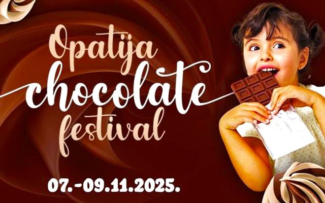 Kind beißt in eine Schokolade, die Schrift erklärt Opatija Chocolate Festival und ein Datum