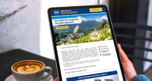 BWH Hotels setzen auf witzige Wortspiele BWH Hotels: Mockup image of a woman holding digital tablet with blank white desktop screen in cafe