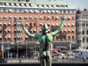 Urlaub in Schweden auf Rezept? Interessant! Urlaub in Schweden auf Rezept: Die Bronzestatue des Solisten, eine Skulptur von Carl Milles bei Strömparterren in Stockholm, Schweden