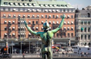 Urlaub in Schweden auf Rezept? Interessant! Urlaub in Schweden auf Rezept: Die Bronzestatue des Solisten, eine Skulptur von Carl Milles bei Strömparterren in Stockholm, Schweden