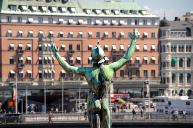 Urlaub in Schweden auf Rezept Urlaub in Schweden auf Rezept: Die Bronzestatue des Solisten, eine Skulptur von Carl Milles bei Strömparterren in Stockholm, Schweden