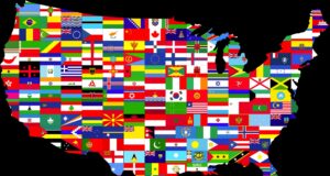 USA: Kulturkampf erreicht die Reisebranche USA-Karte mit zahlreichen Länderfahnen symbolisiert die Bevölkerungsvielfalz