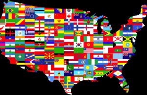 USA: Kulturkampf erreicht die Reisebranche USA-Karte mit zahlreichen Länderfahnen symbolisiert die Bevölkerungsvielfalz