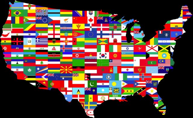 united-2723203_1920 USA-Karte mit zahlreichen Länderfahnen symbolisiert die Bevölkerungsvielfalz