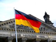 Image von Reiseland Deutschland ist spitze! Das Image von Deutschland als Reiseland ist spitze: Schwarzrotgelbe Fahne weht vor dem Bundestagsgebäude mit der Inschrift „Dem deutschen Volks