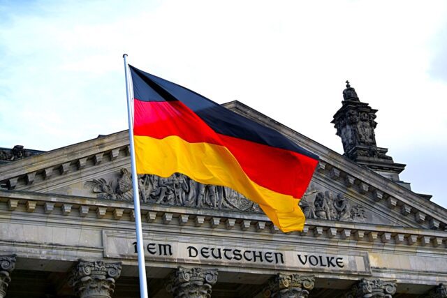 Berlin Bundestag pexels-ingo-109629 Das Image von Deutschland als Reiseland ist spitze: Schwarzrotgelbe Fahne weht vor dem Bundestagsgebäude mit der Inschrift „Dem deutschen Volks