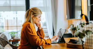 Im Home Office mangelnde Datensicherheit Frau sitzt im Home Office und blickt auf den Bildschirm ihres Laptops