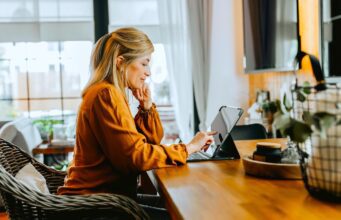 Im Home Office mangelnde Datensicherheit Frau sitzt im Home Office und blickt auf den Bildschirm ihres Laptops
