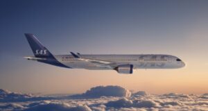 Codeshare-Abkommen für mehr USA-Flüge Codeshare-Abkommen zwischen SAS und Air France-KLM: Flugzeug fliegt über dichte Wolken, am Horizont geht die Sonne unter
