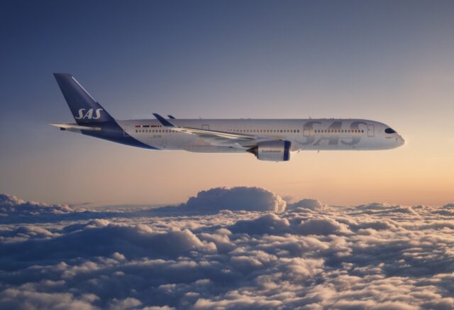 Codeshare-Abkommen zwischen SAS und Air France-KLM: Flugzeug fliegt über dichte Wolken, am Horizont geht die Sonne unter